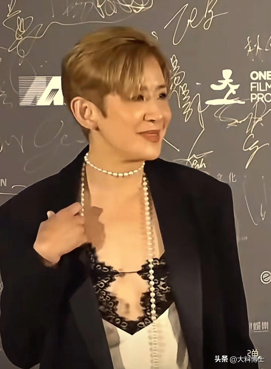 吴君如60岁穿这样，大大方方，跟陈可辛合体亮相红毯
 
近日，吴君如与陈可辛夫妇