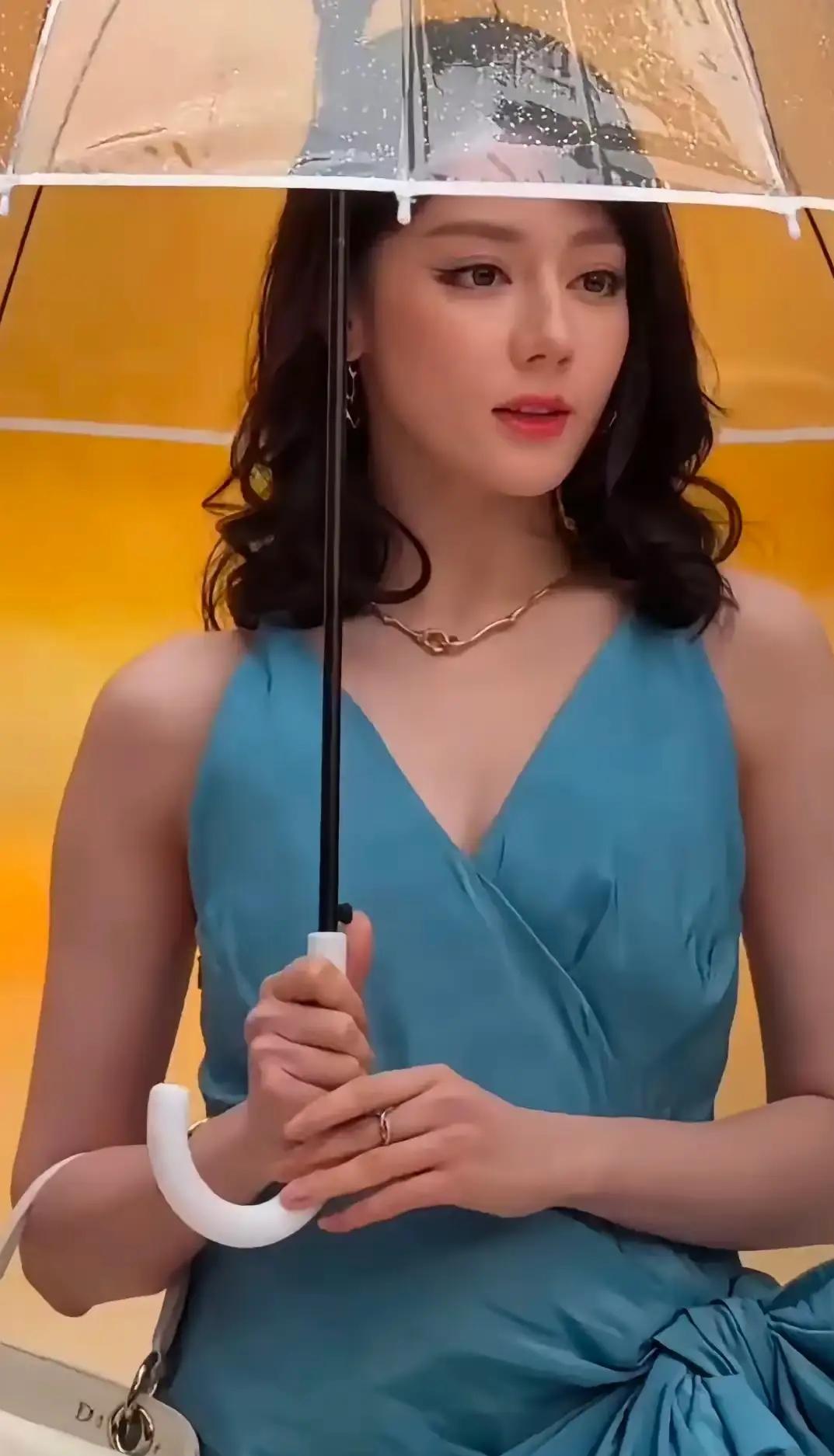 迪丽热巴是娱乐圈公认的“拼命三娘”，她的工作强度在业内出了名的高。即便是在202