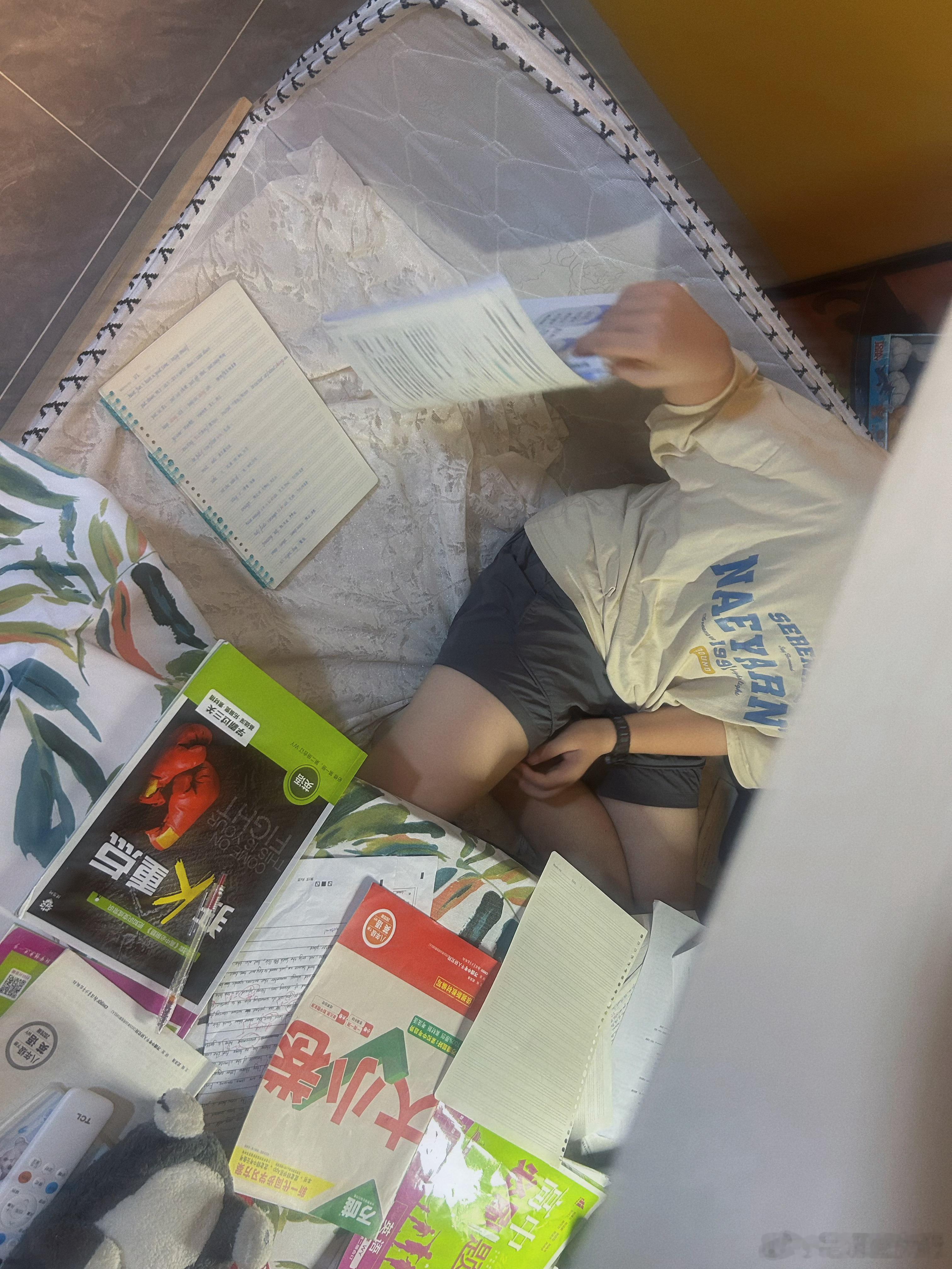 早上的课好痛苦，课后三国杀都不香了，一到下课点赶紧到上铺睡会他在下铺赶作文 三亚