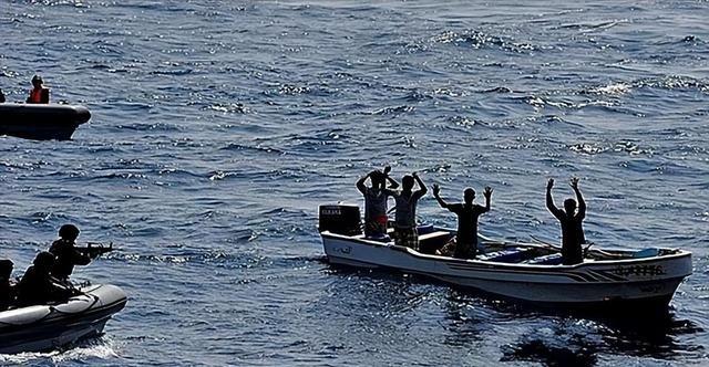 2010年，11名海盗劫持俄罗斯邮轮被生擒，海盗头子叫嚣：“按国际公约，你们没资