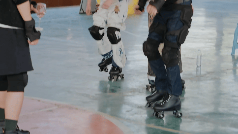 看五哈6满脑子是李乃文进行曲哈哈哈哈哈谁看了李乃文滑旱冰不被逗乐，音乐一响他就自