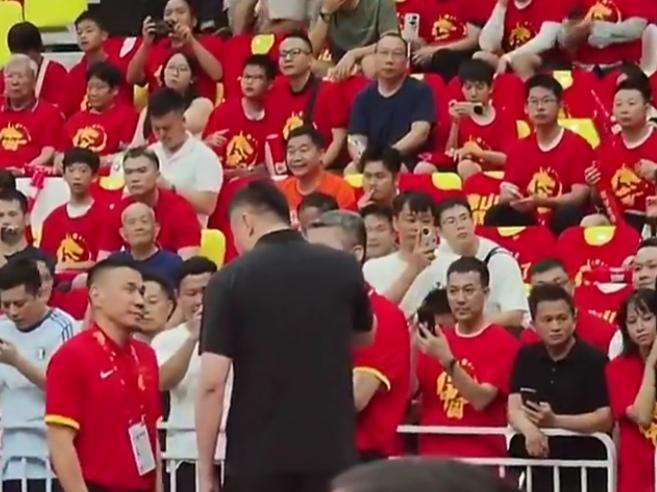 CBA最新消息：据中国男篮热身赛现场视频显示，前广东男篮主教练杜锋指导今天来到男
