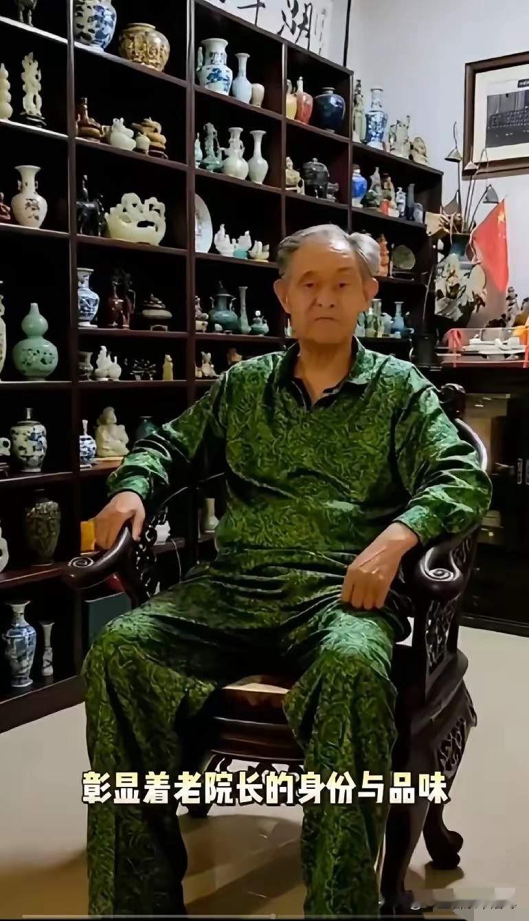 看到南京博物院前馆长徐湖平，他家里的这些琳琅满目的古董，我突然有了一个大胆的猜测