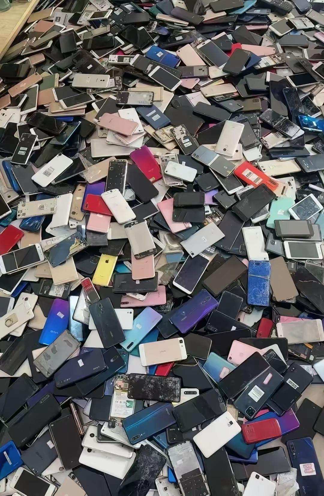 千万别被高价回收手机给骗了！他们嘴上说回收炼黄金，全是忽悠人的套路。

街角那张