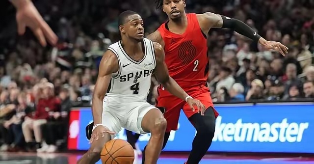 马刺vs开拓者马刺赢了开拓者，暂以2-1领先，马刺队内的老将福克斯其实没啥用，防