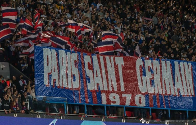 据《队报》报道，预计有近3000名巴黎圣日耳曼球迷赴安菲尔德客场观看本周的欧冠比