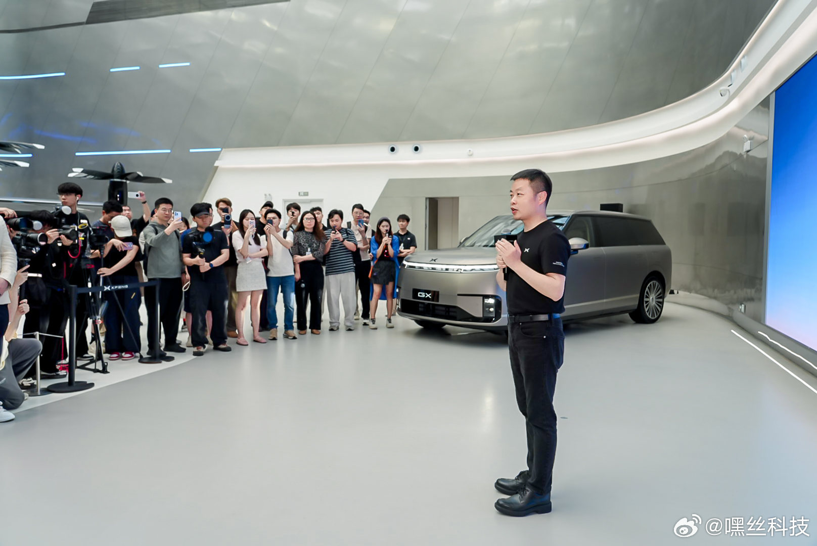 大师兄化身“首席交付官”，在小鹏汇天展厅为GX首批车主交车GX上市12小时大定突