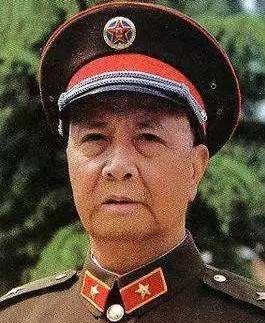 1976年。曾凡有政委在院子里散步。走着。走着。突然。侄孙走了过来。曾凡有政委说
