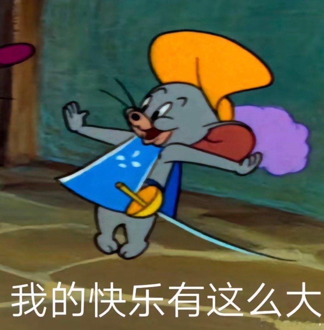 小宝宝好可爱啊！我发小发了他一岁的儿子穿个蓝羽绒服，仰头看烧烤店啤酒柜的照片。像