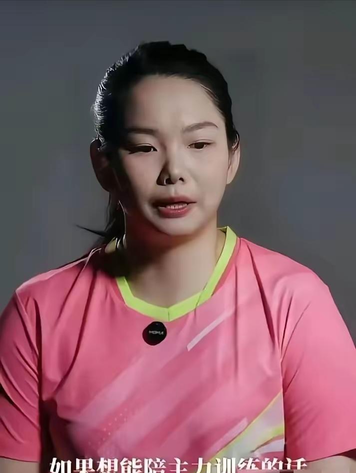 孙颖莎夺冠后，第一个冲过去抱住的人，不是教练马琳。而是那个为了模仿伊藤美诚，当了