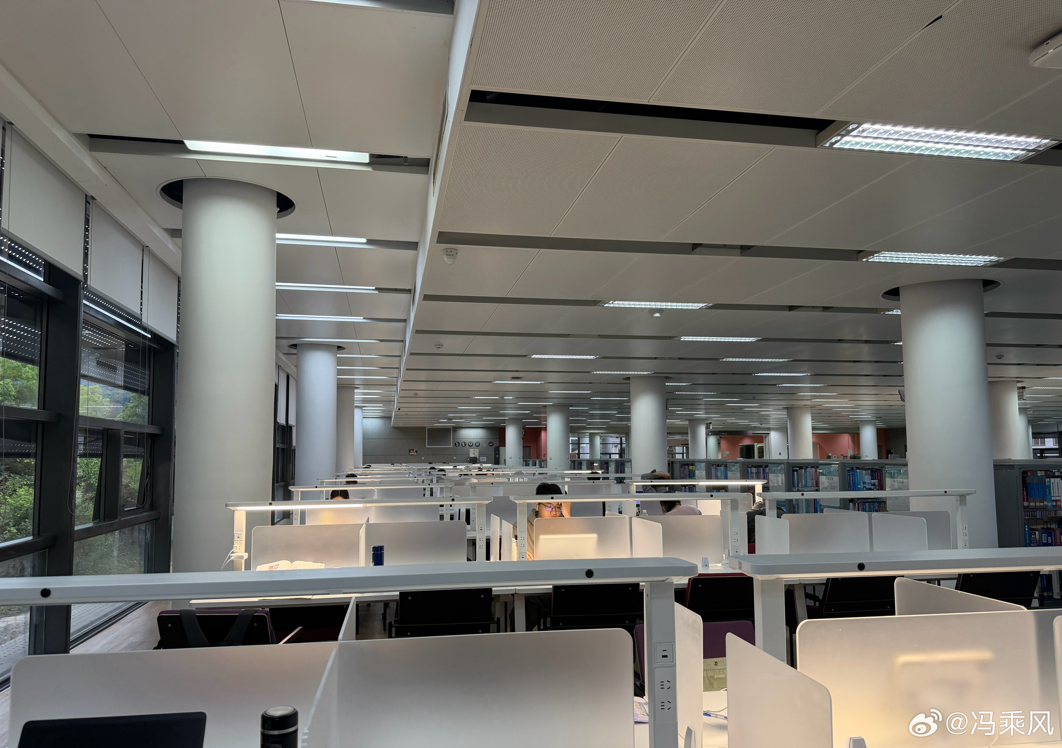 假期的图书馆真爽，这两天在这儿待的班味儿都少了很多。 深圳·清华大学(深圳研究生