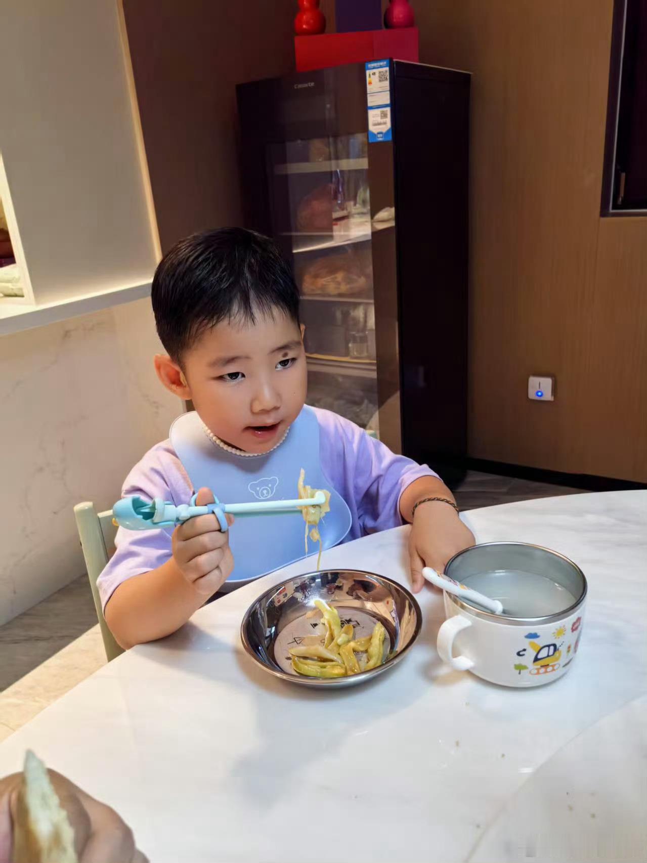 大半人的脾胃病，都是败给了口腹之欲。冷饮、甜食、油腻肉食毫无节制，一时吃得痛快，