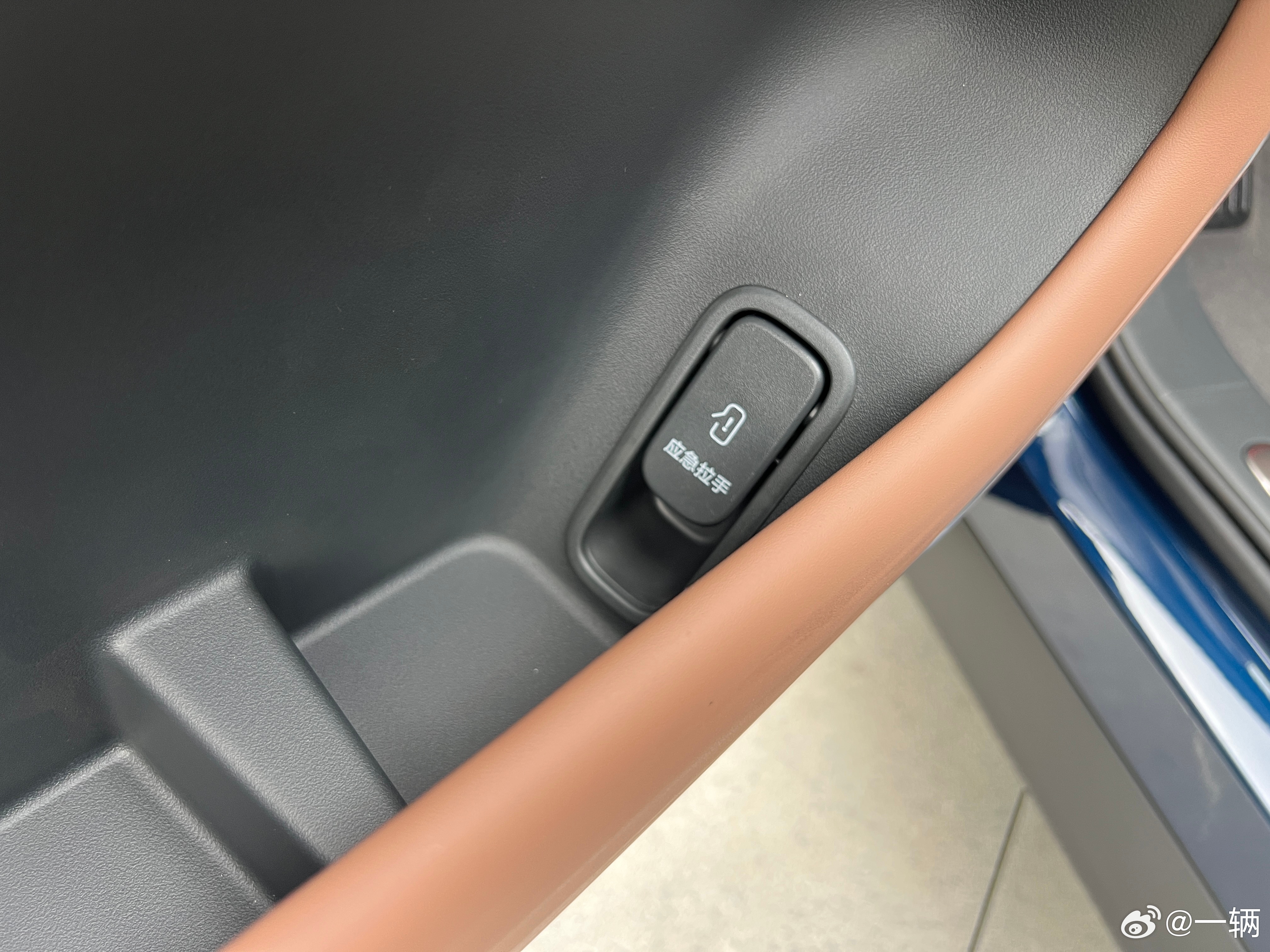 别的不说，华境S这个车门内机械拉手就值得一赞标识显眼，够大易拉好操作 