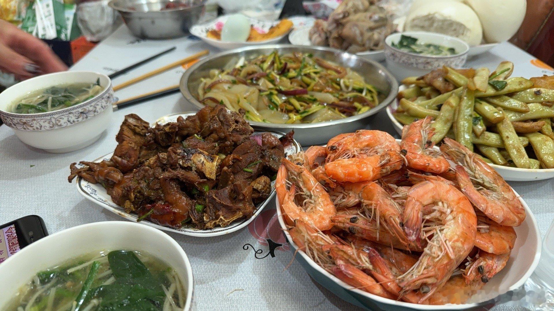 发现了家里没人胖的原因了好好好 东北姑娘回家 就是个炫瘦？不可能的[泪]一回家吃