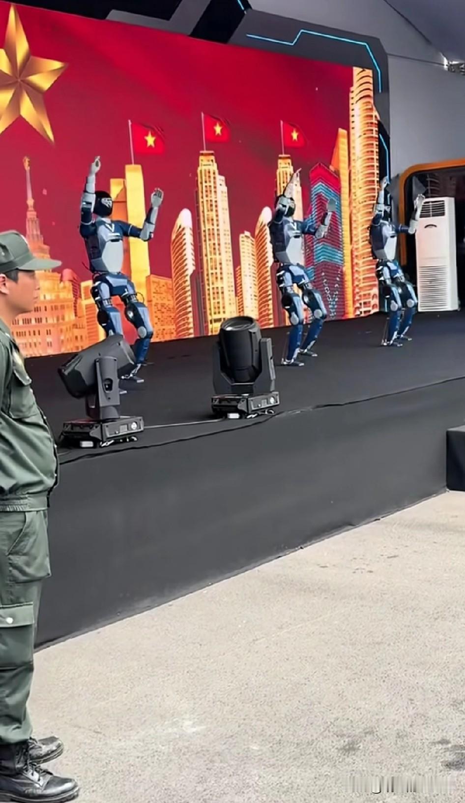 都能造人形机器人了？显得制造人形机器人如种大白菜般简单…[捂脸]
至从马年春晚中