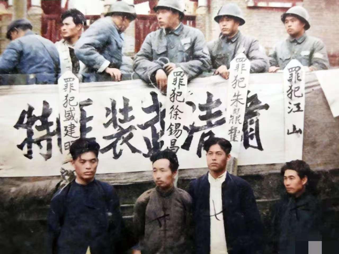 1949年9月22日21时许，黄浦江面夜色如常，鸿生轮正按固定航线驶离上海外滩，