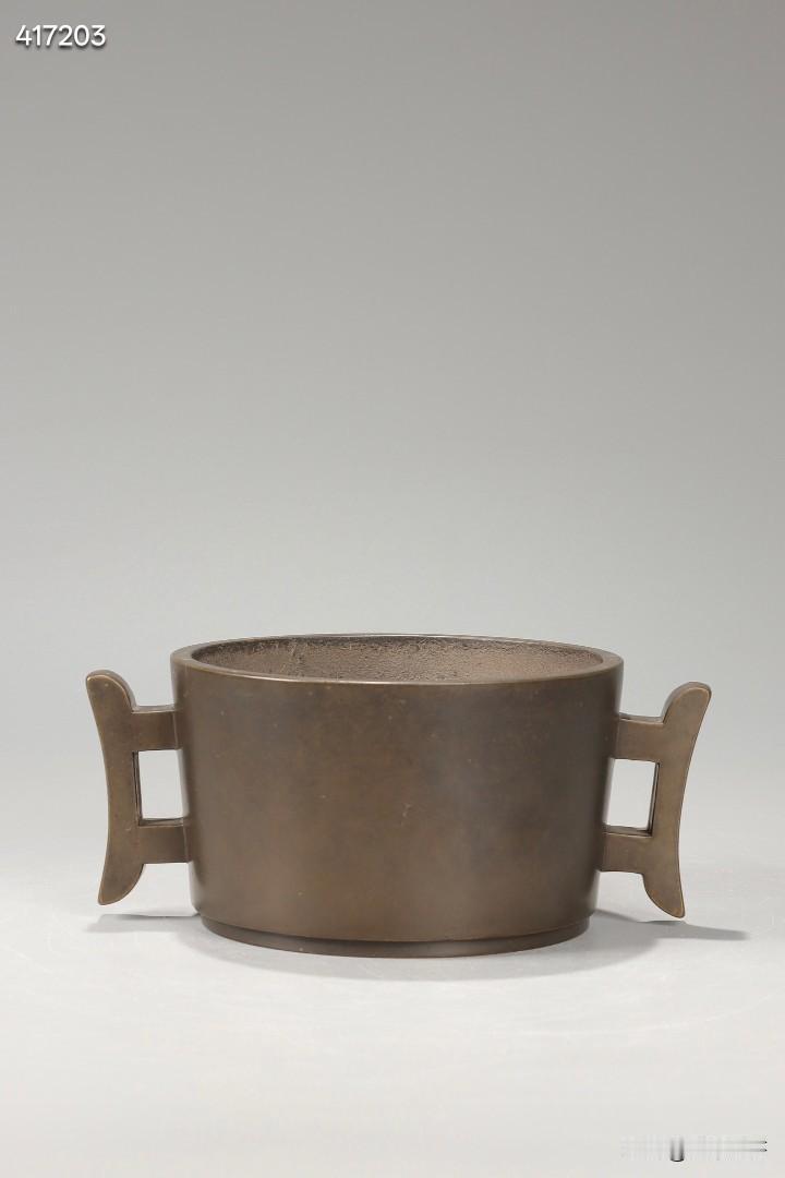 清 上谷山人款铜戟耳炉

规格：高6.5cm，宽15cm，重994.0g
传世老