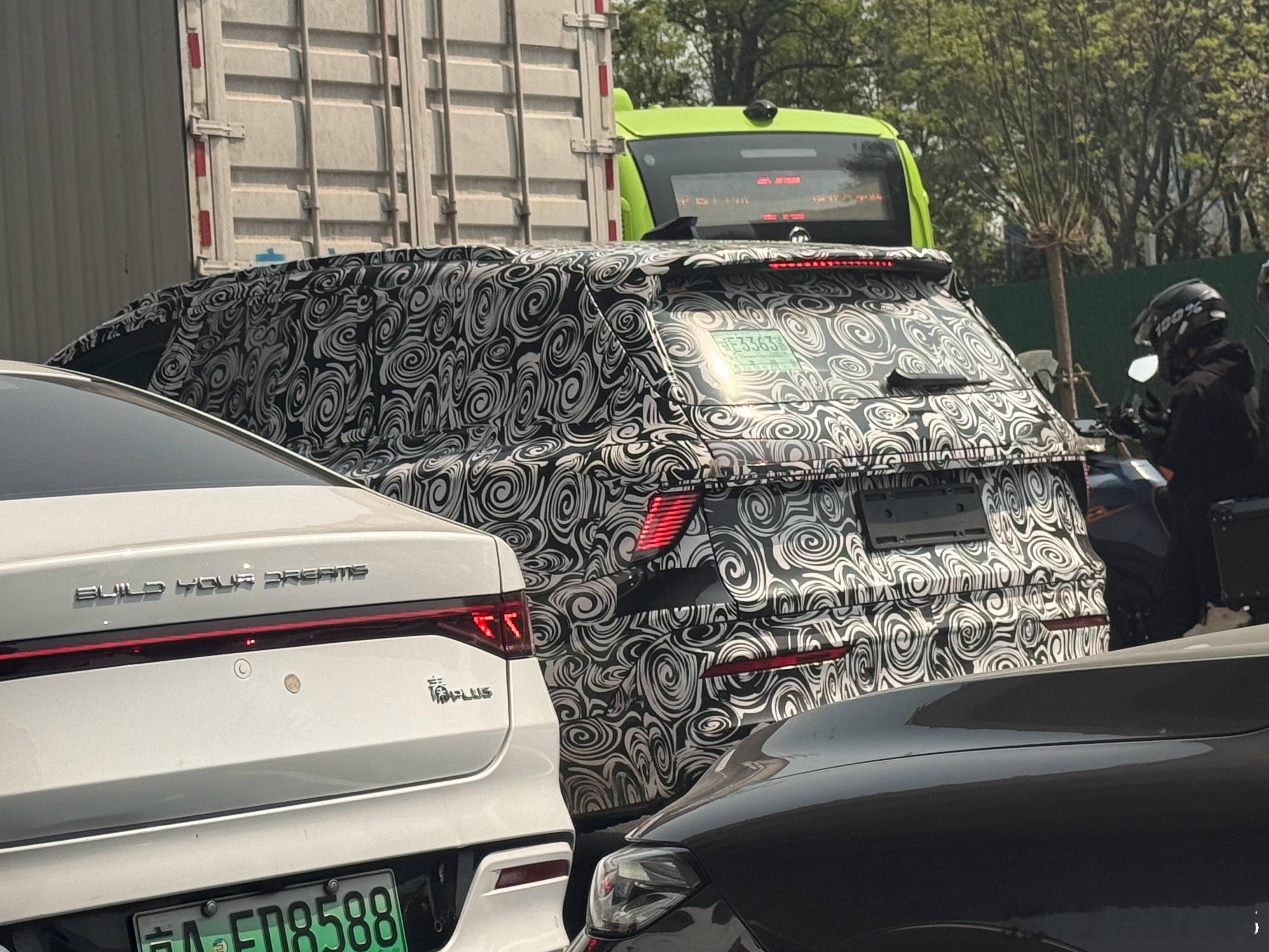 展馆附近捉到两只～大家帮忙看看这谁家伪装车2026北京车展 北京·中国国际展览中