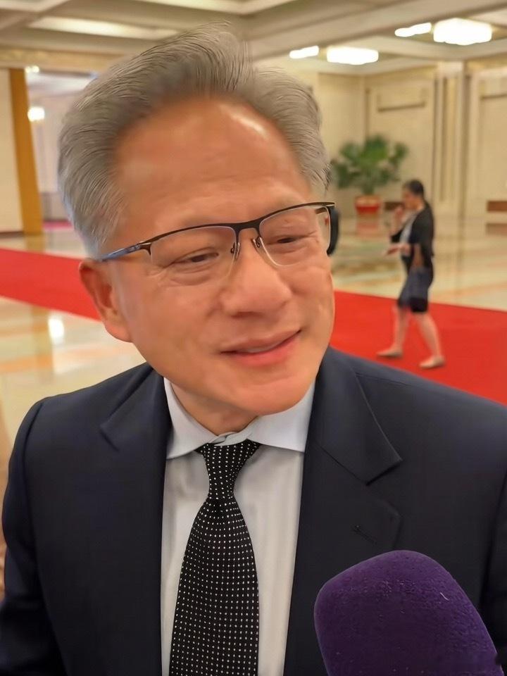 黄仁勋回应是否会把芯片卖给华为 中美工商界会议笑点和爆点拉满！马斯克带小儿子参会
