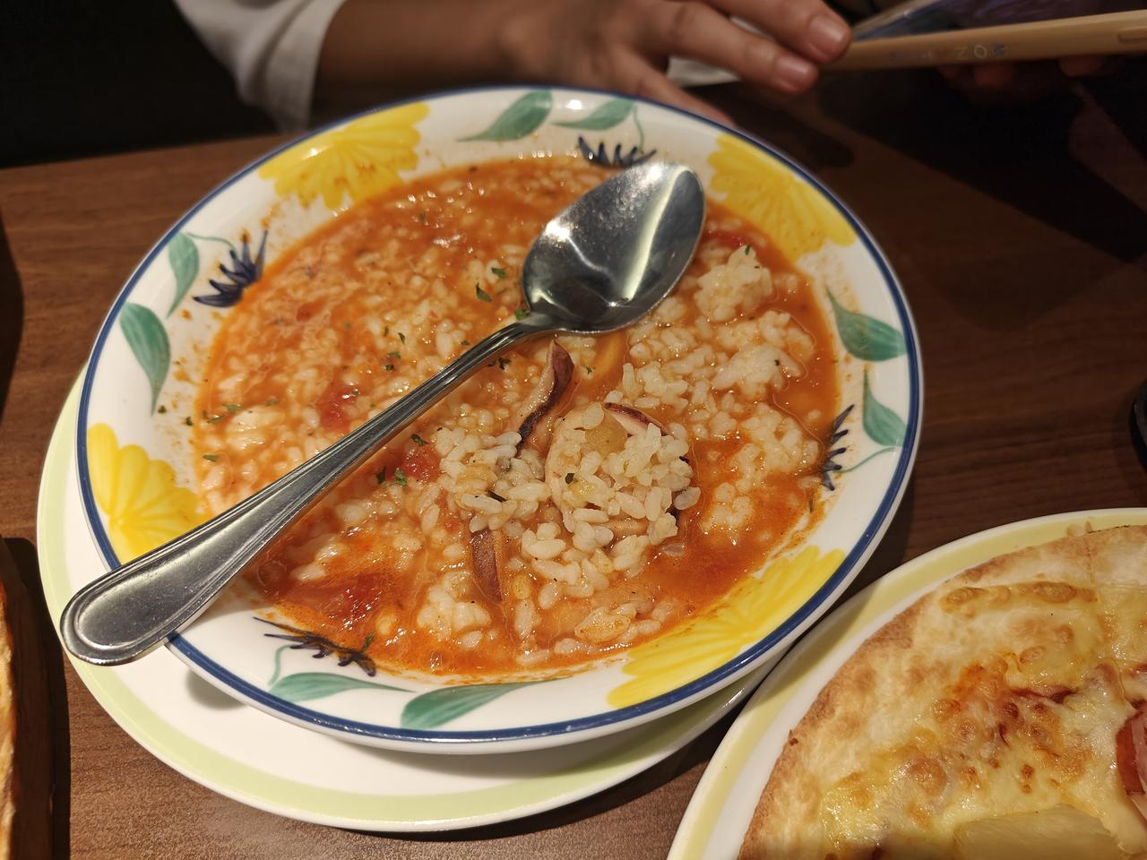预制菜之萨莉亚餐厅。

西班牙海鲜饭，薄脆夏威夷披萨两份，米兰肉酱面，香蒜面包两
