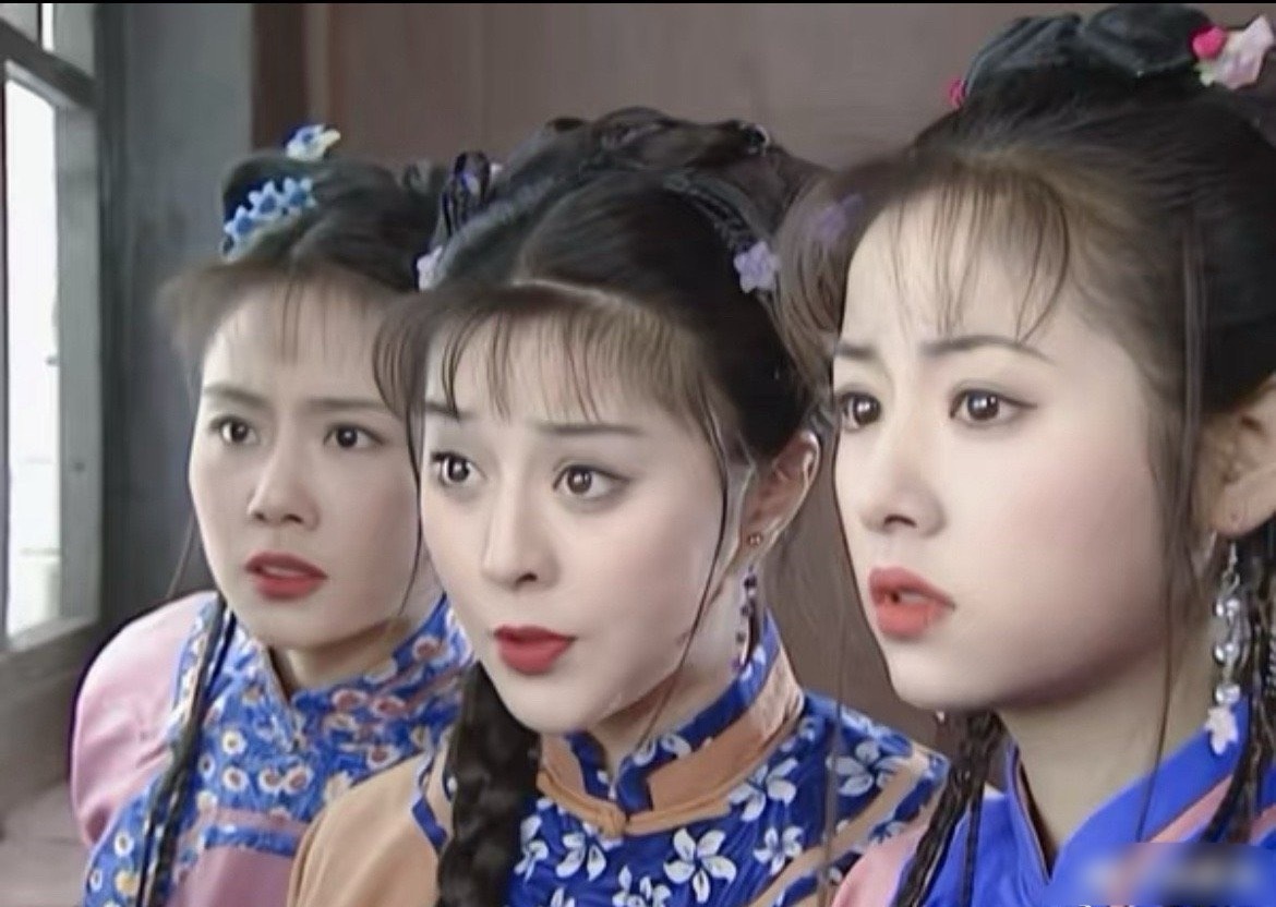 当年曾有人质疑琼瑶为什么紫薇选了这么一个不漂亮的女生，可是现在回过头来看，即便那