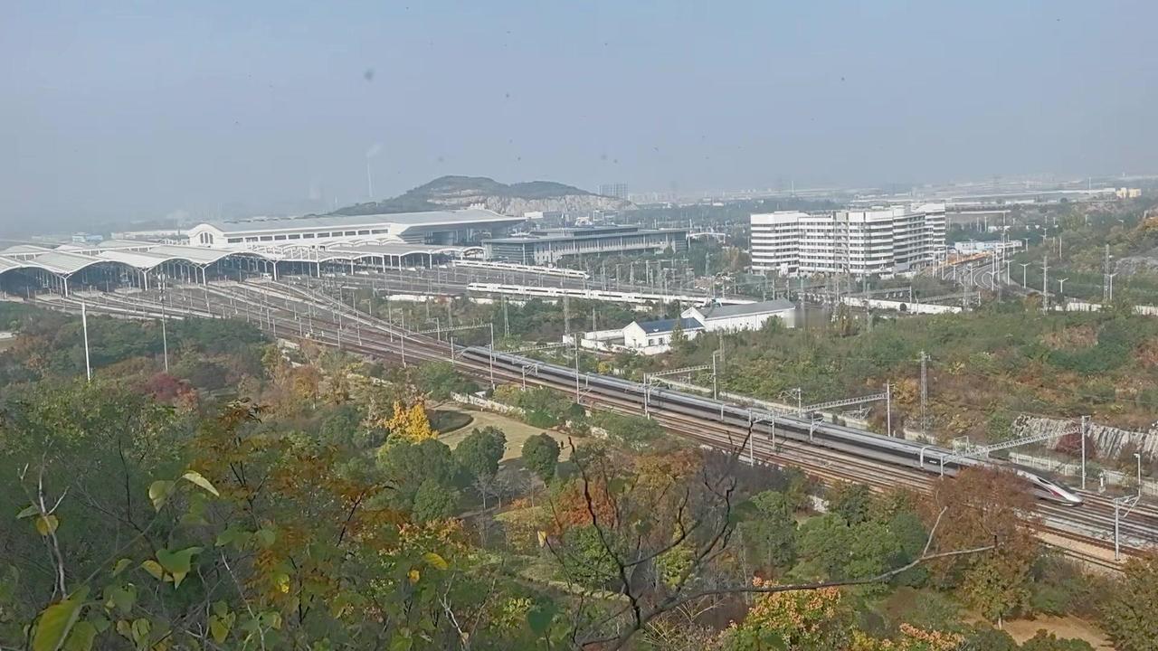 🍃这场在徐州东站的高铁相遇，红神龙从京沪场匆匆南下，徐兰场两车进站出站，都是和