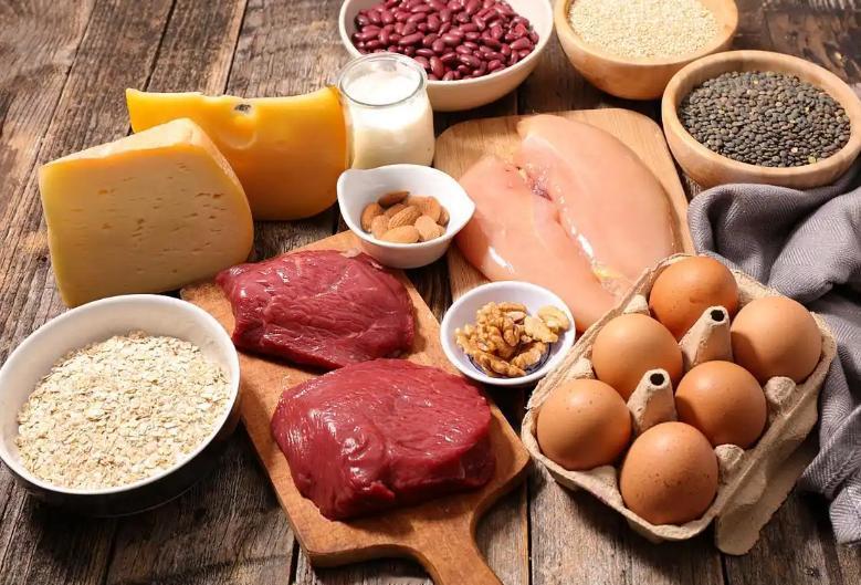 吃饭七八分饱”这句话，很多人耳熟能详。可当人到了65岁以后，
在社区门口遇到几个