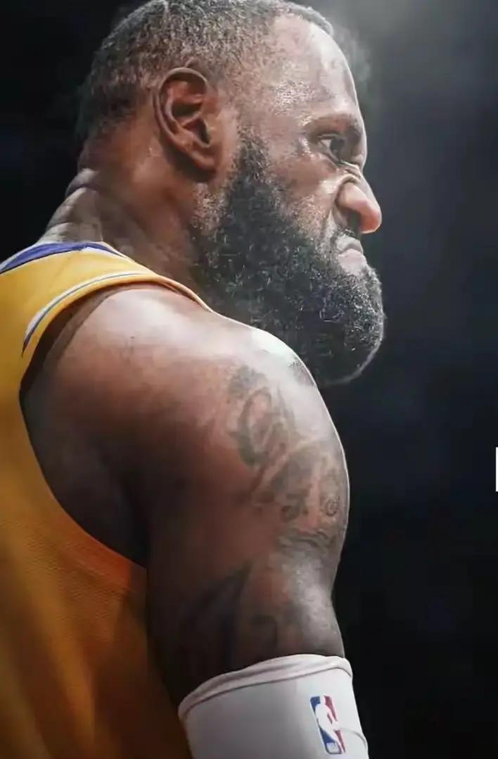 雷迪克下课倒计时72小时
 
湖人更衣室炸了。7月2号凌晨两点，詹姆斯在群里发了