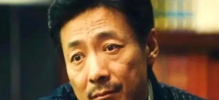 欧豪推荐祖峰演《交锋》，结果进组就“后悔”了。网传欧豪打电话请祖峰救场，祖峰临时