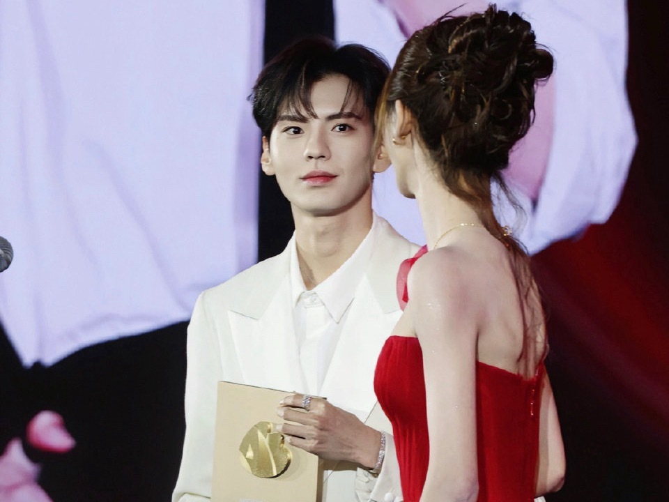 不对任何cp付出真情实感算长大吗不付出真情实感太难了他怕她冷给她穿外套他怕她饿 