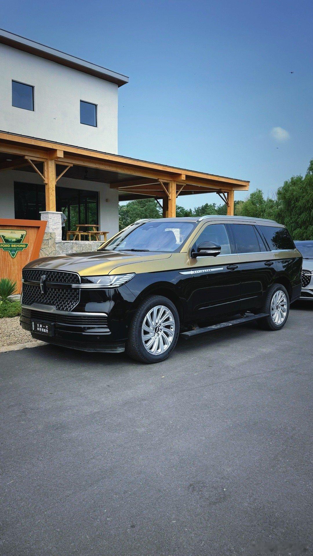 第一次开上林肯的领航员，一台100多万的带大梁的全尺寸豪华SUV，就直接来越野了