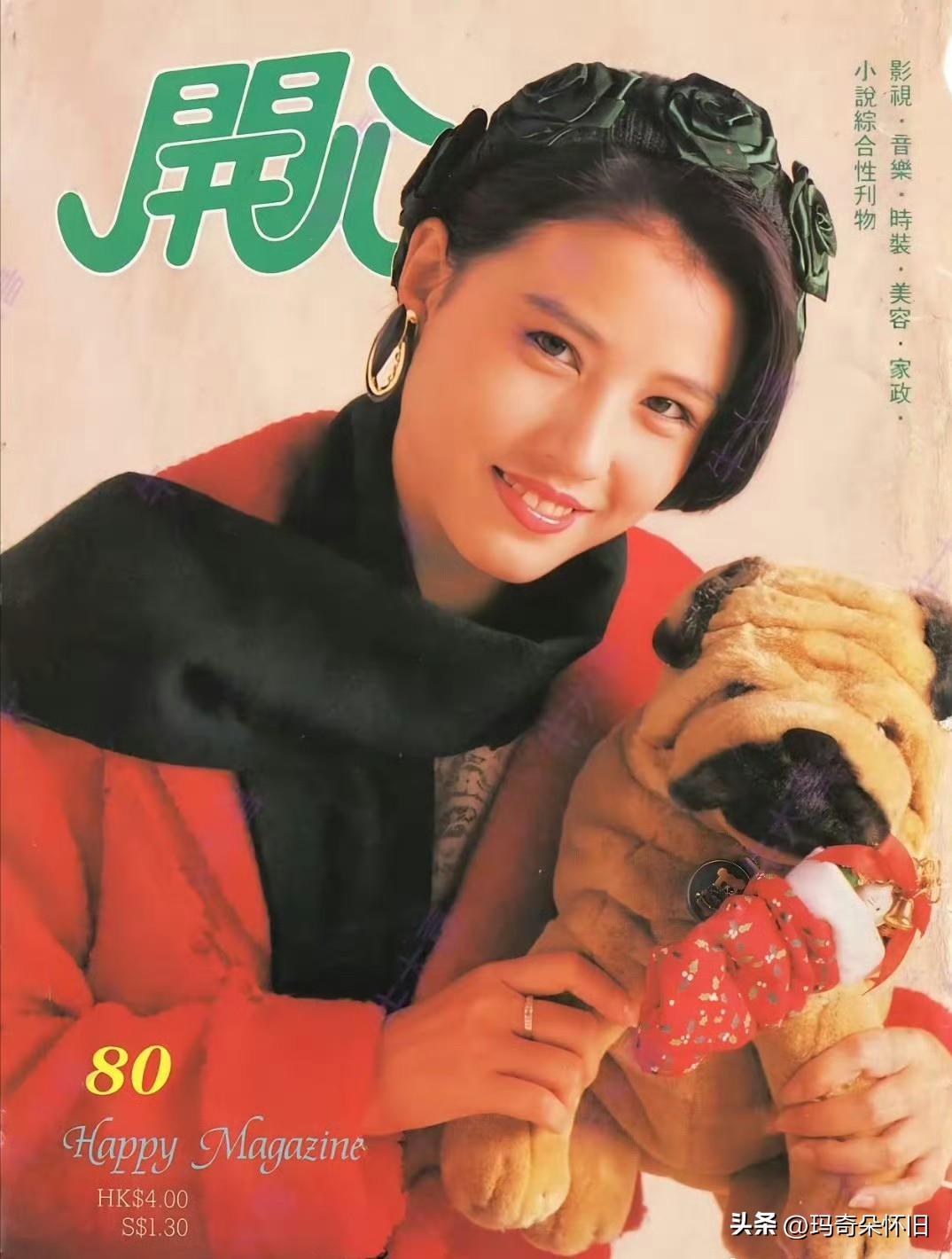 🌟周海媚这组圣诞旧照真的太有味道了。

一身红衣搭配黑围巾，复古又时髦，抱着玩