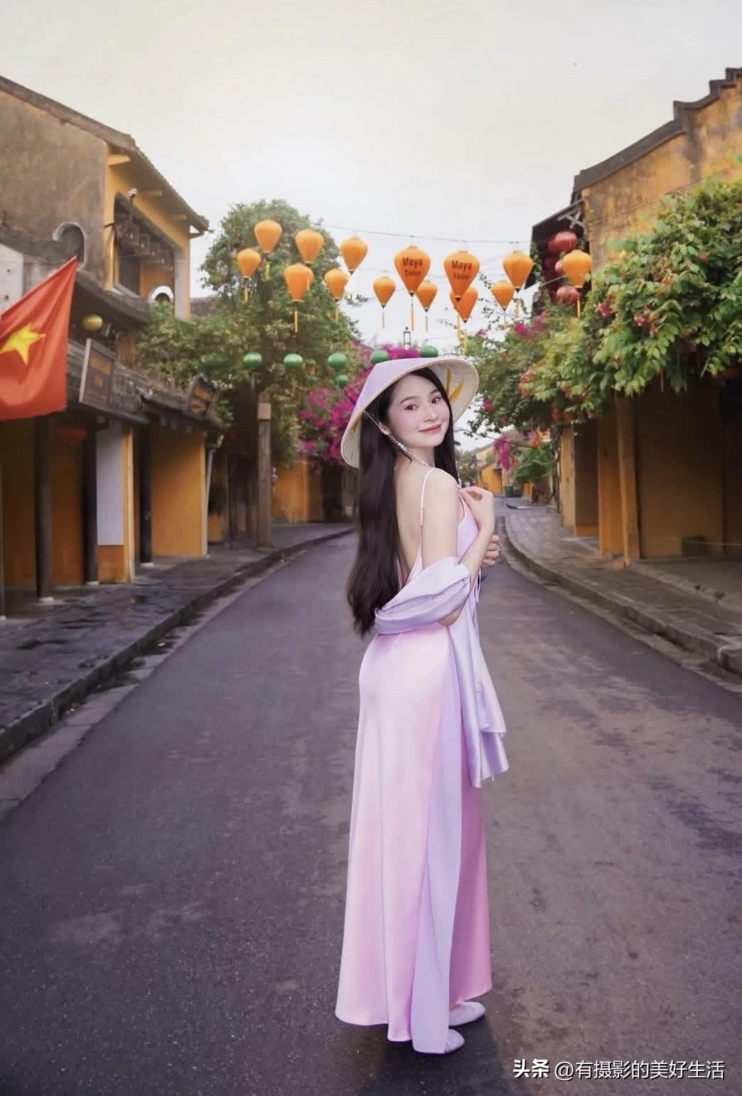 踏入会安古城，仿佛一脚踩进了泛黄的旧时光。这里没有喧嚣的车马，只有明黄色的斑驳老