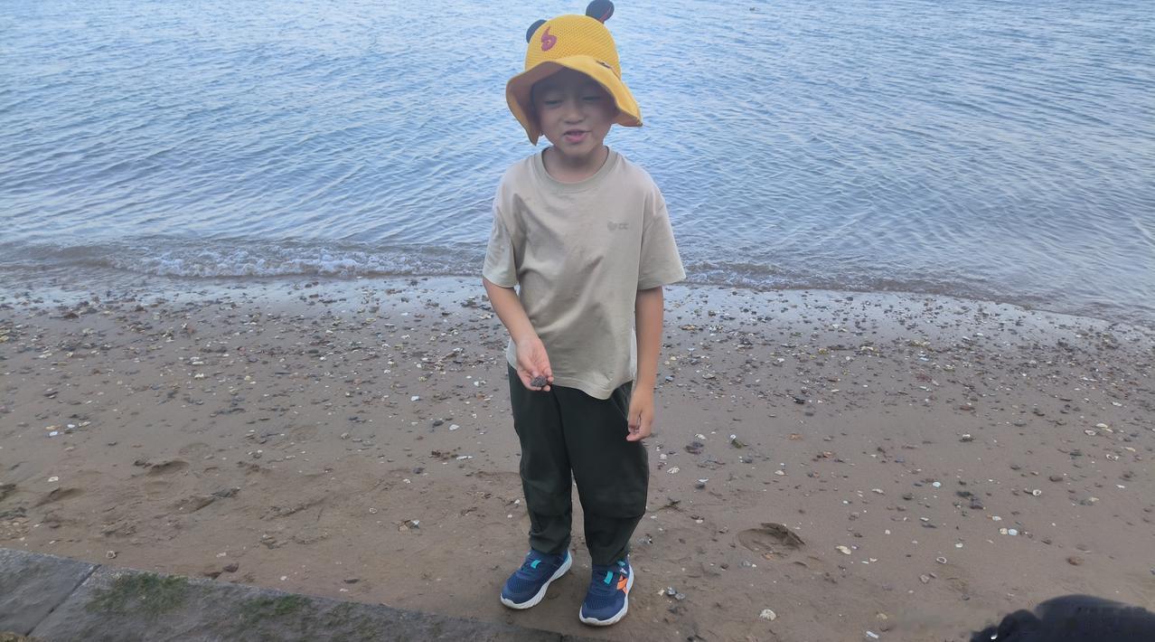 今天带蛋总来海边玩儿：

有了小伙伴以后，打水漂的劲头明显变高了[马思纯的微笑]