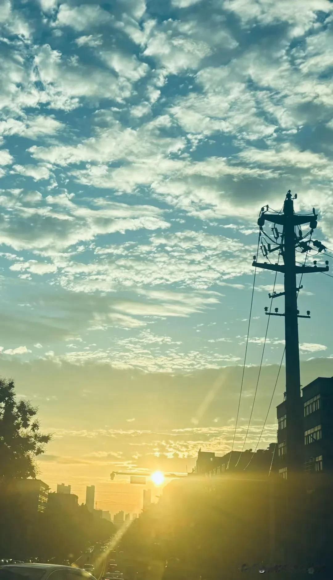 今天是纪念中国人民抗日战争暨世界反法西斯战争胜利80周年，盛大的阅兵活动在天安门