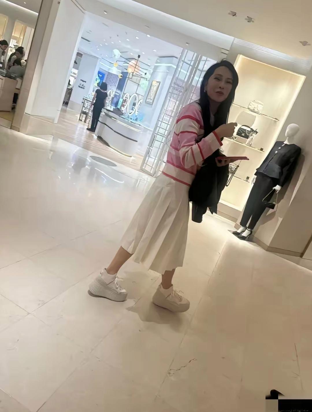 在商场见过伊能静，很瘦小。和屏幕上没得比，但是比实际年龄年轻5岁左右。 