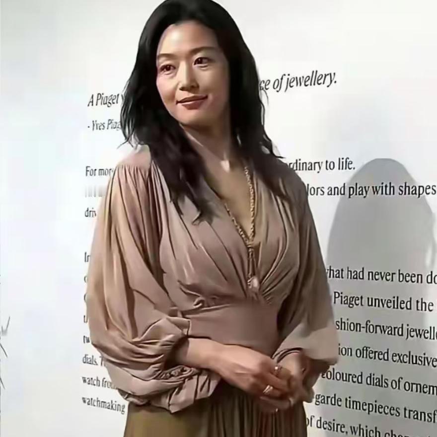 这下好了

全智贤新剧不仅把中国人得罪了个遍

现在连伊拉克网友都跑出来反对了，