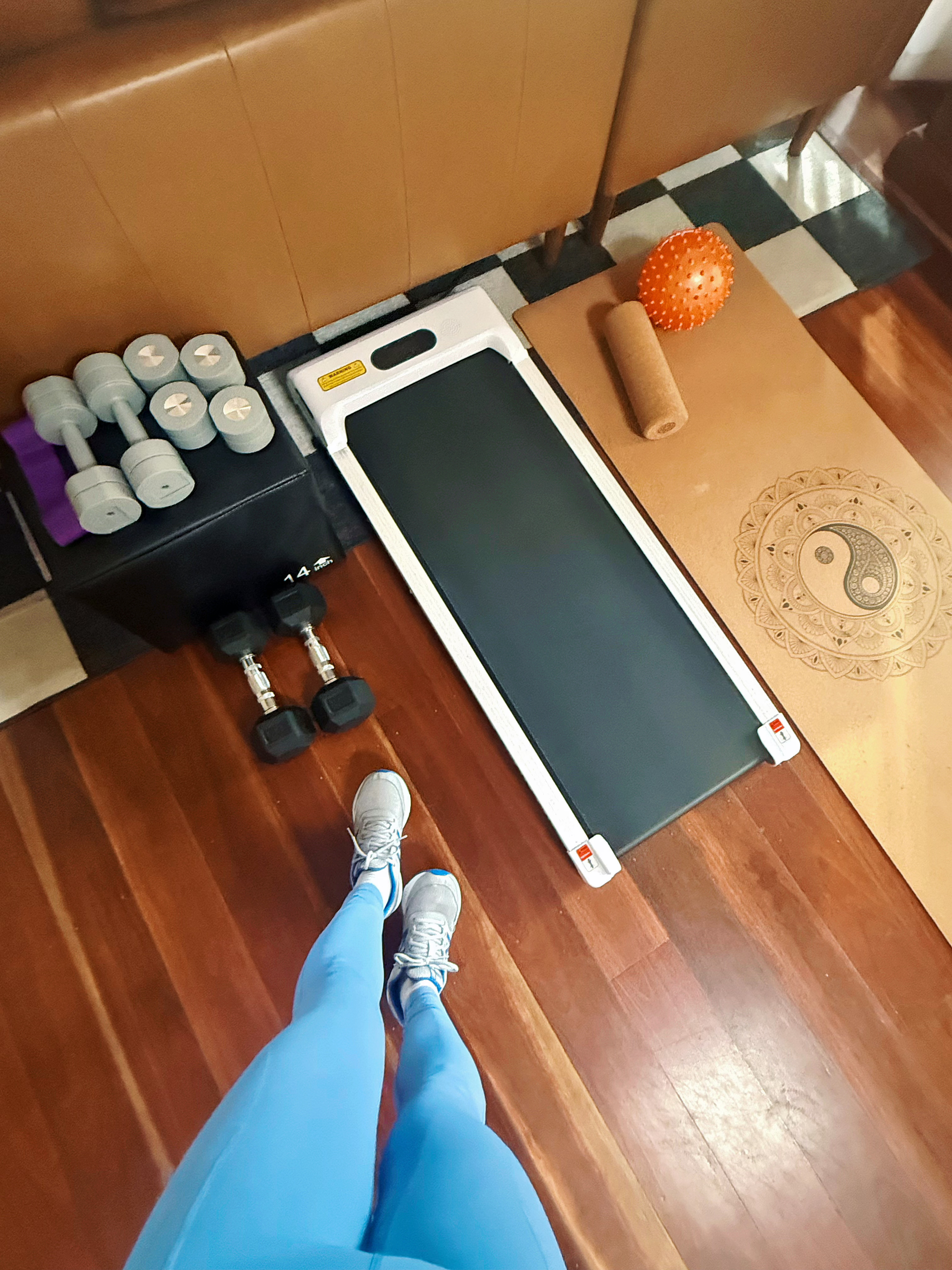 办公桌旁边的健身器材越来越多……反正怎么开会都是开…… 