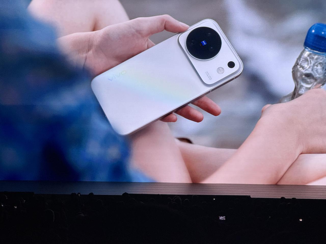 一场让人起鸡皮疙瘩的发布会，周杰伦同款vivo X500系列正式发布，现场响起的