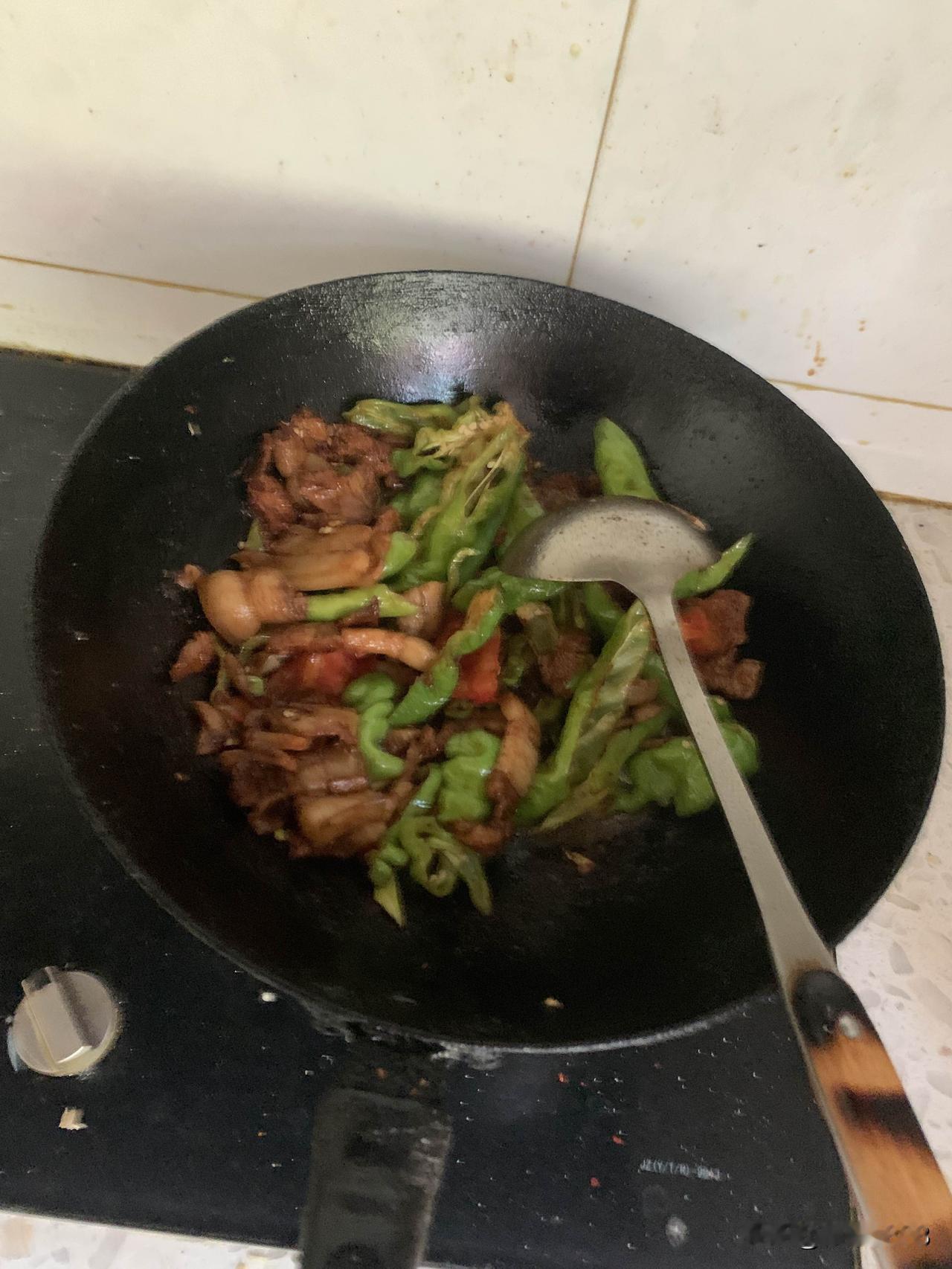 天太热了，今天周末自己做饭吃了，孩子在家，爱吃肉，那就满足他了，辣子炒肉、木耳黄