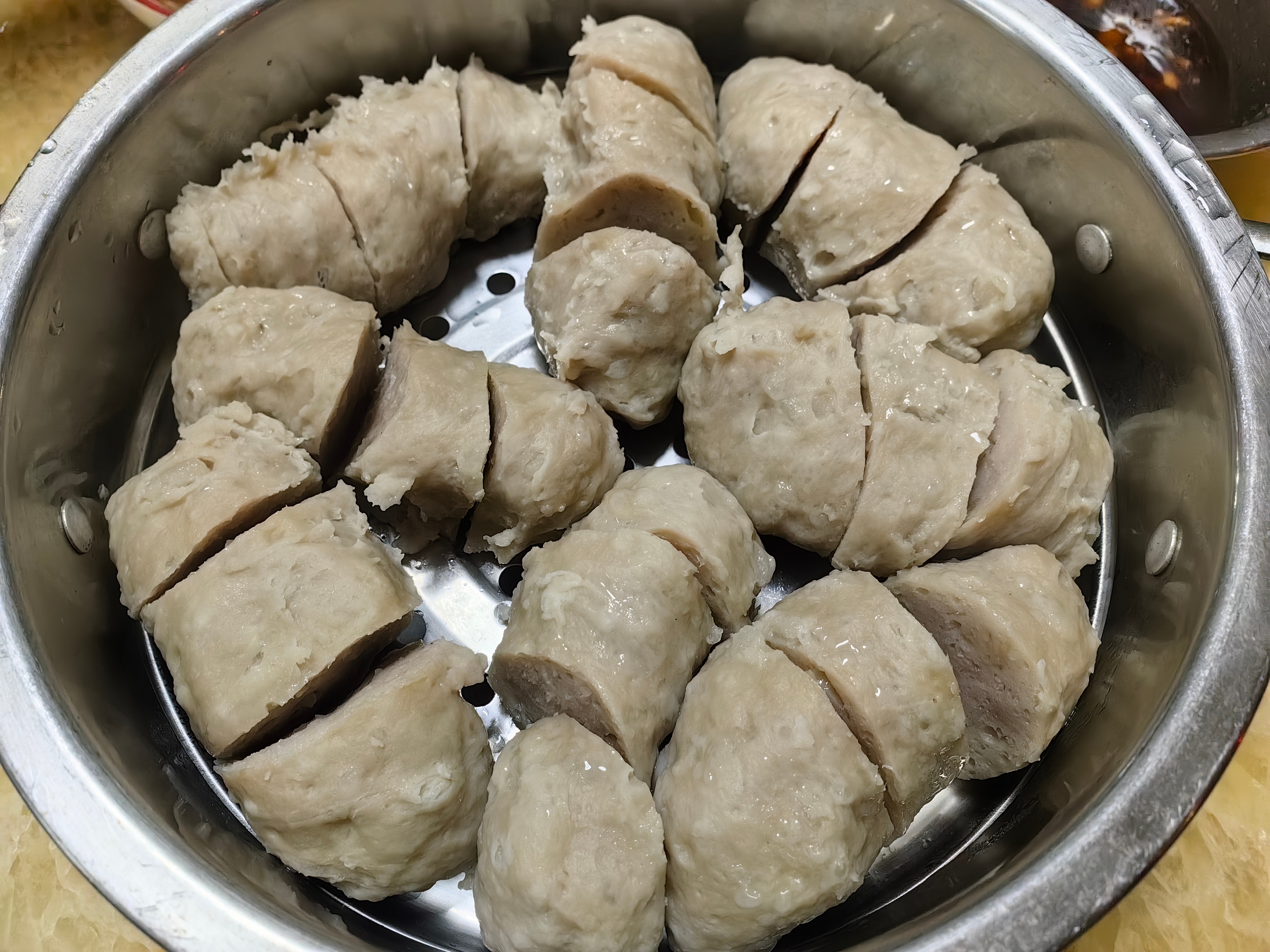 家常菜 清蒸鱼头，炒鱿鱼，西葫芦，肉丸子，鱼骨豆腐汤。 