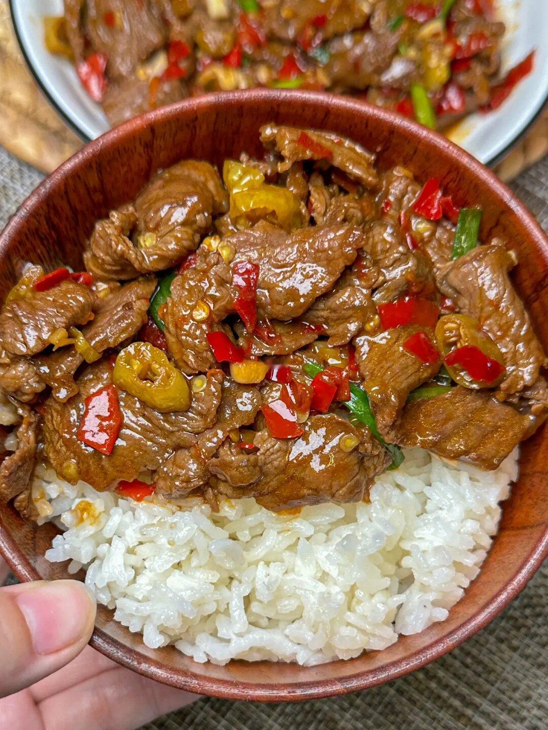剁椒牛肉太好吃了吧！！一不小心炫了三碗饭！！