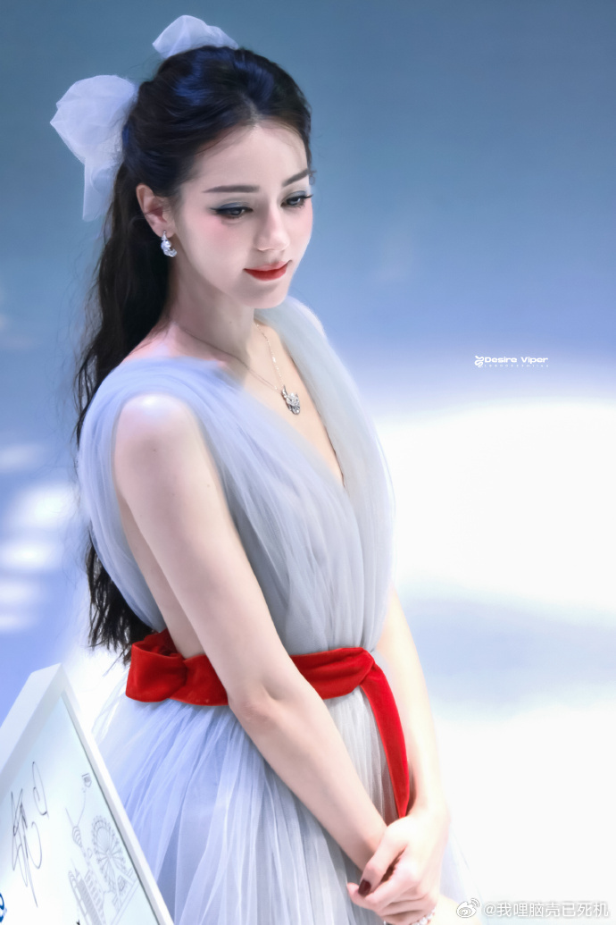 魏哲鸣站姐拍迪丽热巴别家站姐发的热巴 别家站姐发的热巴，魏哲鸣站姐拍迪丽热巴，谁