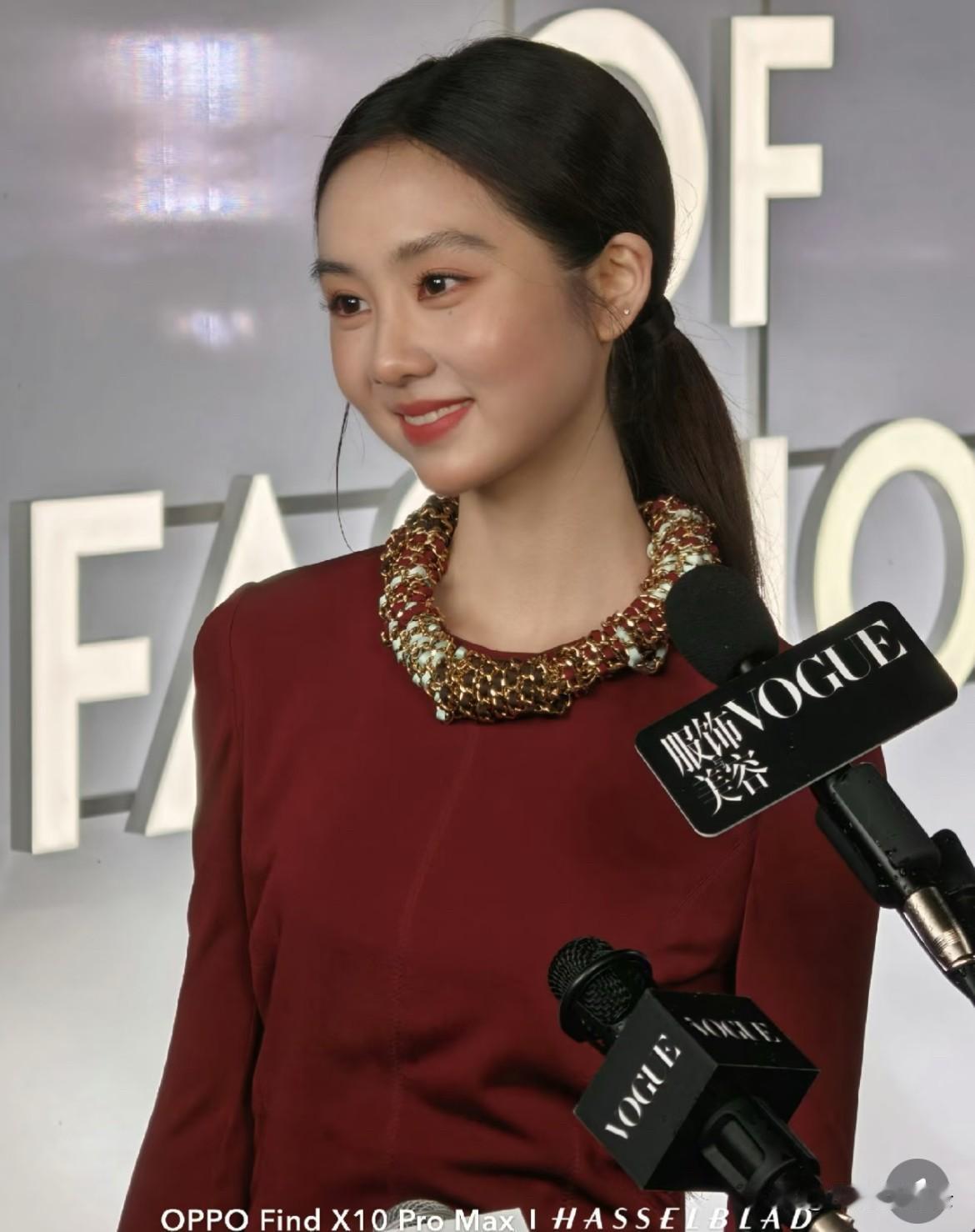 黄多多终于出道了，铺垫了这么久本以为会有什么惊艳的开场，没想到却是一场略显尴尬的