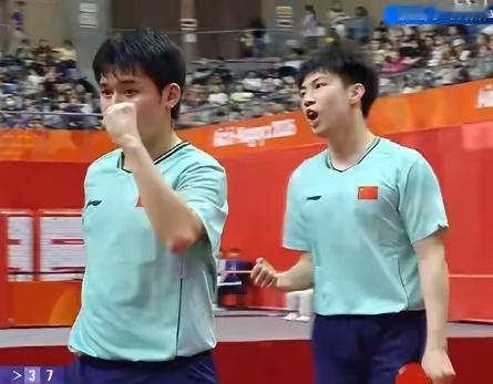 霸气！黄友政/林诗栋4-1击败日本组合松岛辉空/户上隼辅挺进男双决赛。

这一场