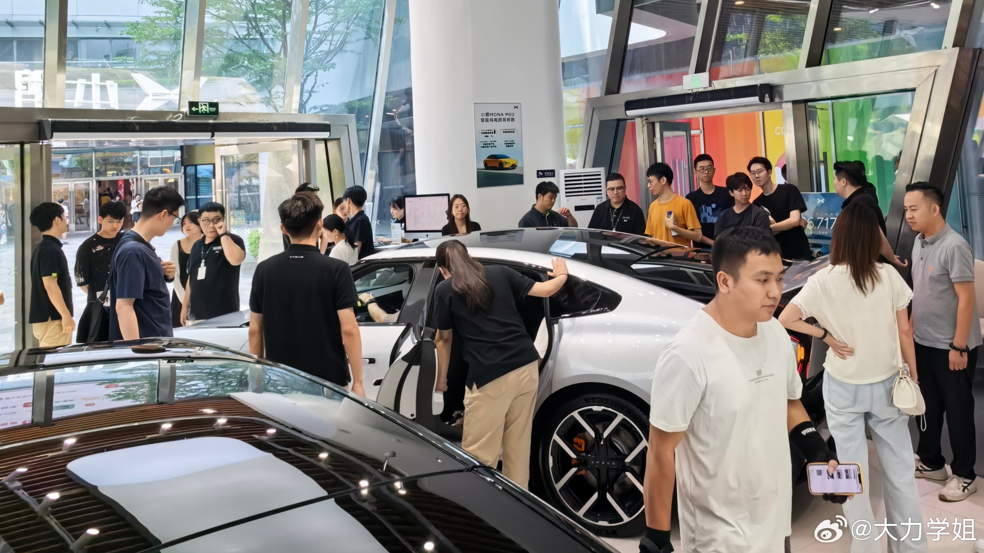 全新小鹏P7开启预售周末超热闹！全新小鹏P7展车到店啦！现场看了实车，这轿跑造型