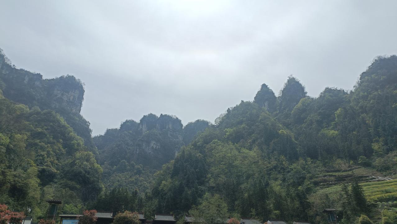 今天来爬清江方山，景色还是一如既往的好看。特别是刚下雨之后，瀑布水大好看！高山有