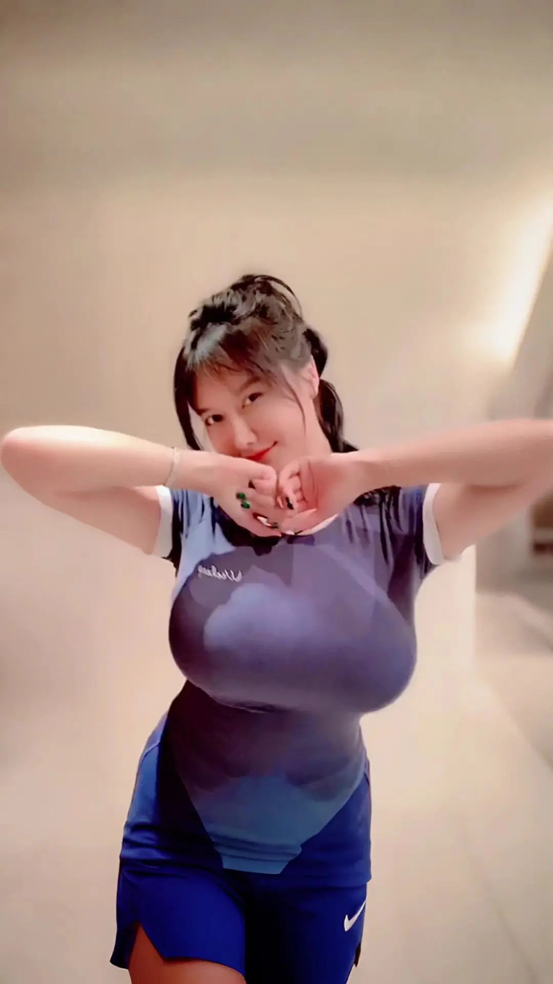 AI扩图 性感女神 清纯女神 魔鬼身材 性感丰腴的身材