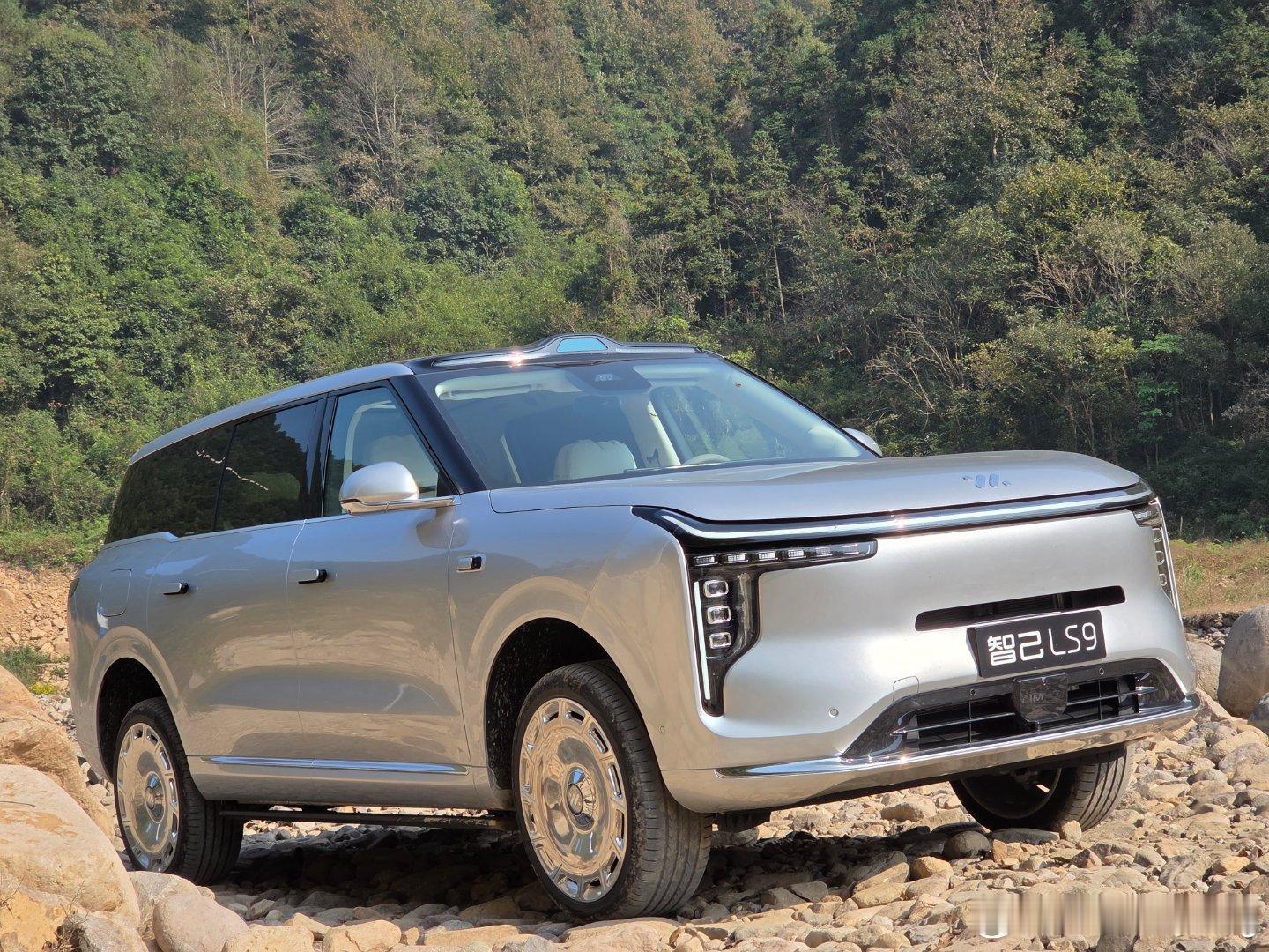 我给LS9找了个全是石子的路开进来了，我想试试陷车脱困怎么样。这个造型在太阳下还