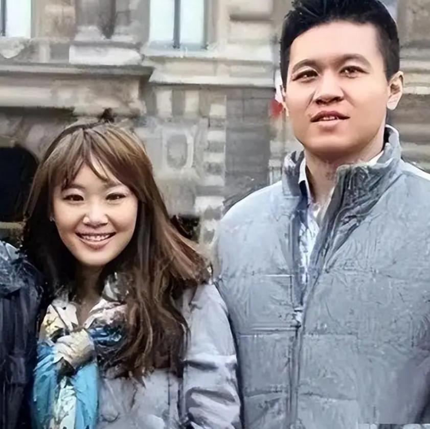 身为前外交部长李肇星的独子，同时也是著名歌唱家阎维文的女婿，手握别人梦寐以求的顶